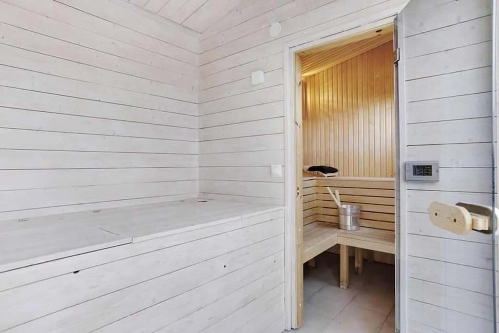 Water Facing Villa With Pool & Sauna Lidingö Eksteriør billede